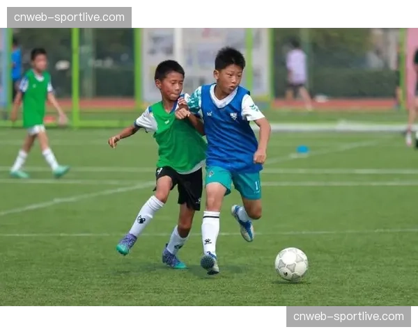 “社区足球节”在北京举行，前国安球员现场指导小球员