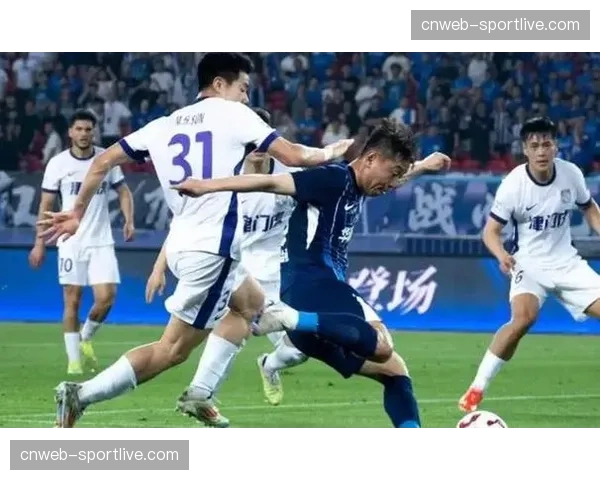 升班马重庆铜梁龙不败战绩背后的战术密码：钢铁防线与定位球杀招